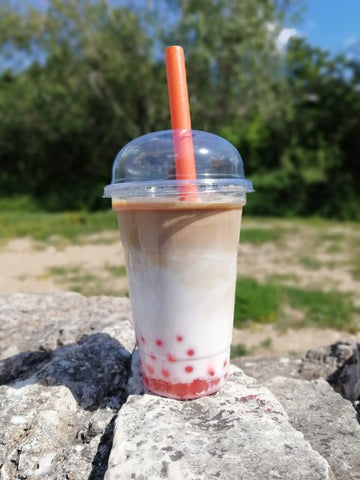Aukstā karameļu latte ar zemeņu bobām