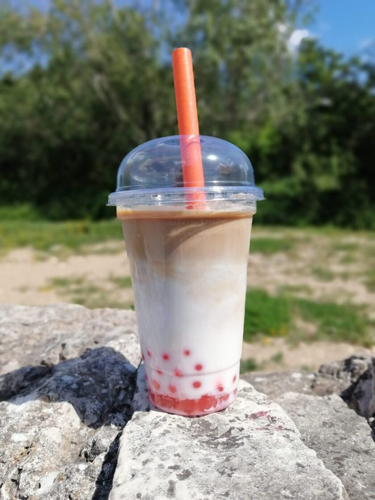 Aukstā karameļu latte ar zemeņu bobām