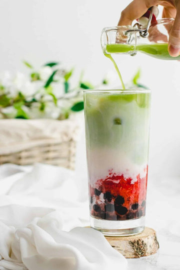 Zemeņu Matcha Latte ar bobām